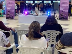 Se presenta con éxito en Plaza Acaya Adriana Leal